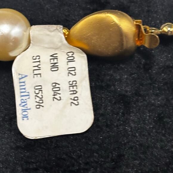 Ann Taylor Faux Pearl Statement Necklace Gold Beads NWT - Picture 6 of 13